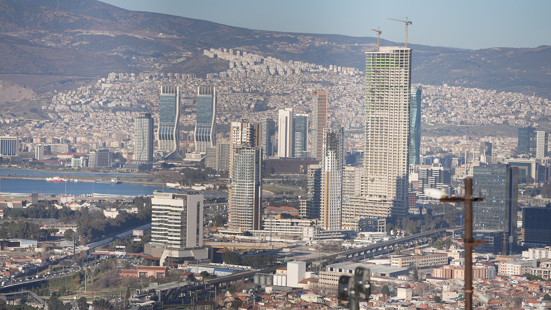 bayraklı'ya bakış. kent manzarası