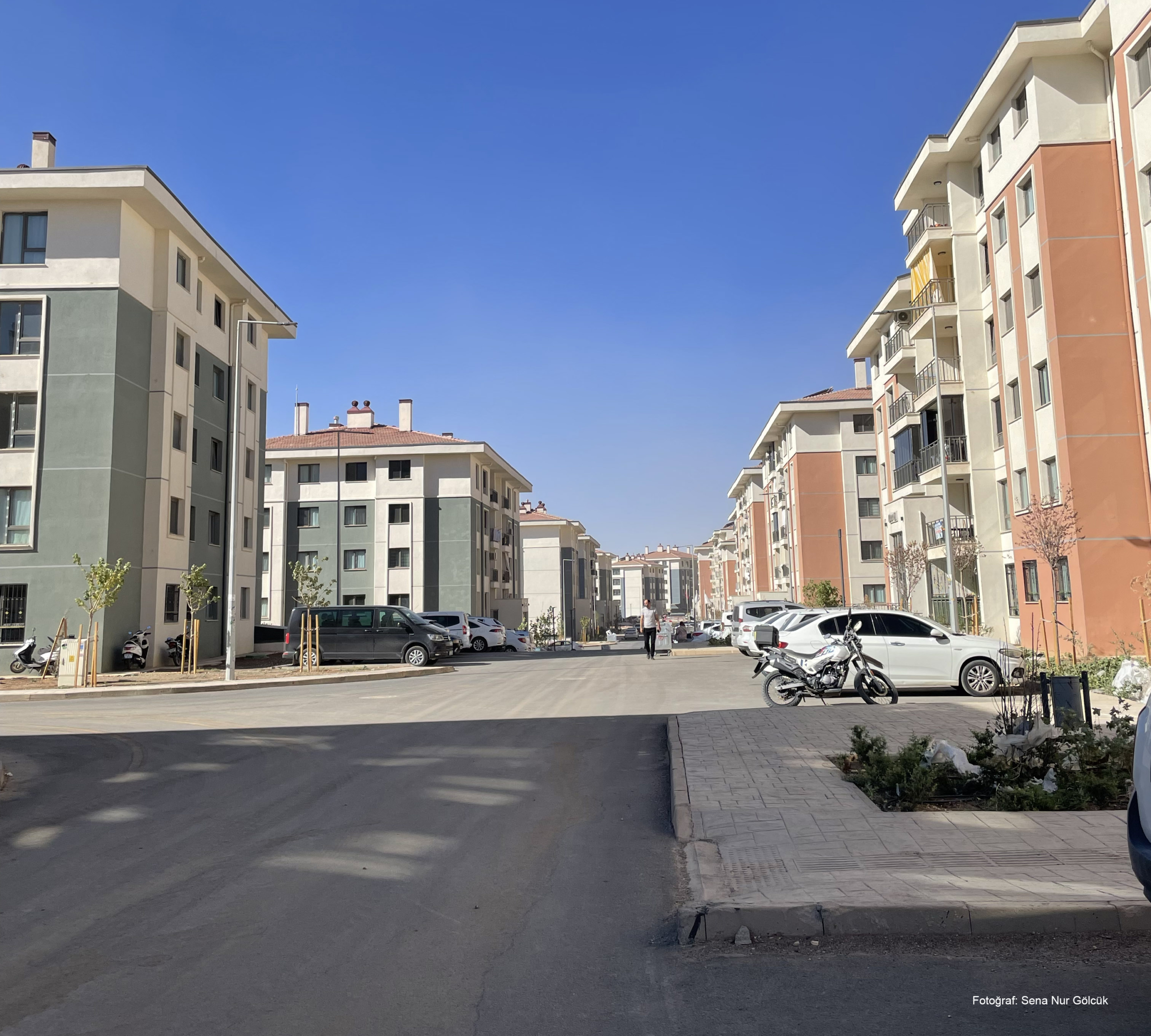 adiyaman5 Yeni inşa edilmiş çok katlı sosyal konut bloklarının dizildiği geniş bir sokak; "steril" bir kentsel yerleşim görünümü.